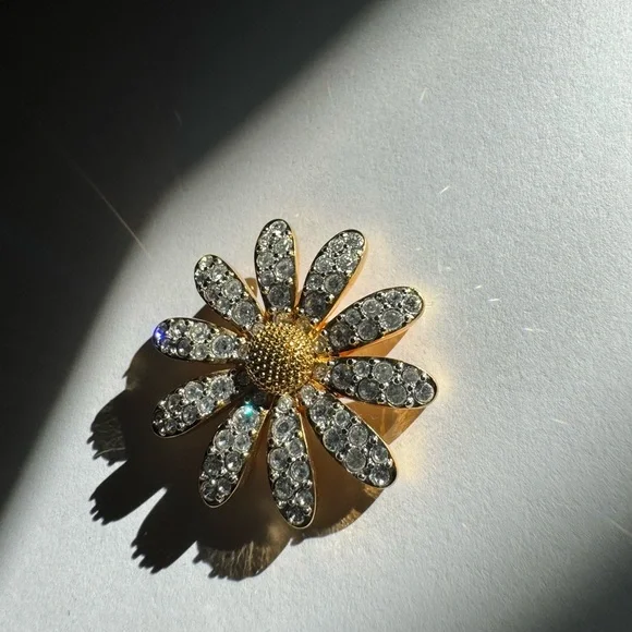 Stunning gold tone SWAROVSKI flower brooch pin - Picture 12 of 14